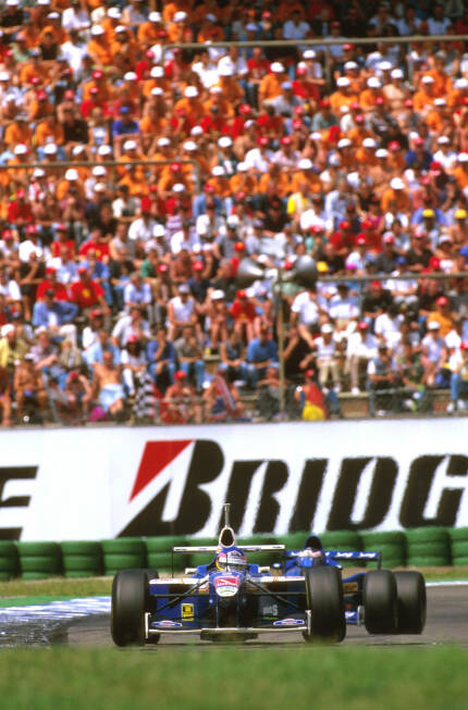Foto zur News: ...agiert Schumachers Titelrivale Jacques Villeneuve in Hockenheim. Der Kanadier kollidiert mit Prost-Pilot Jarno Trulli und scheidet aus. Glück für WM-Leader Michael Schumacher, ...
