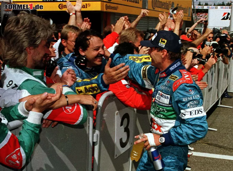 Foto zur News: ...in 18 Jahren Rennsport Tränen in den Augen. Und auch das Benetton-Team freut sich mit ihm: Hier gratuliert Teammanager Joan Villadelprat. Benetton entschließt sich zu einer Zweistopp-Strategie, während die Rivalen mit einem Stopp planen. Daher benötigt Berger einen...