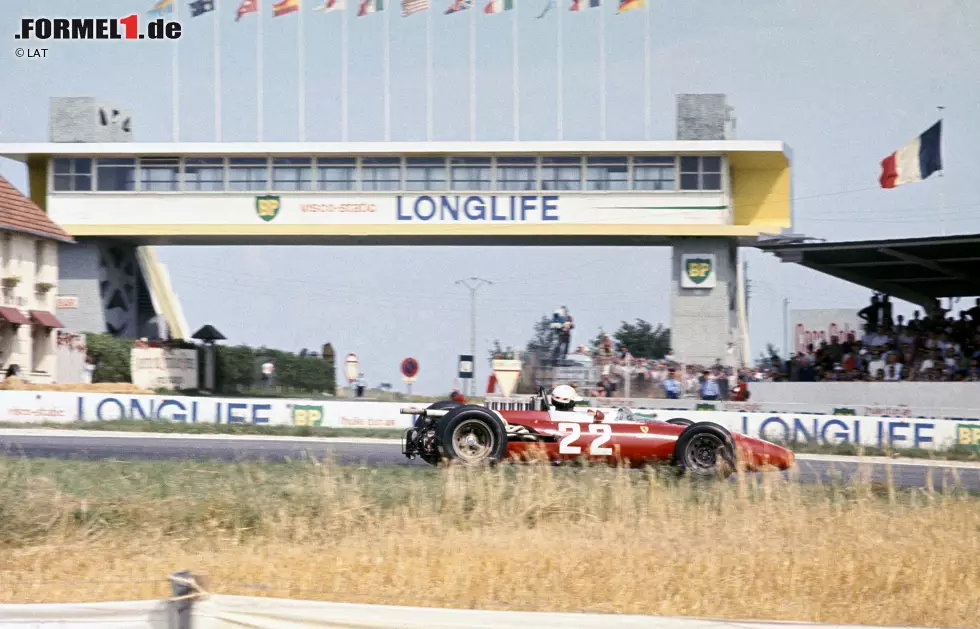 Mike Parkes (1966), zweiter Platz: Als John Surtees Ferrari aus heiterem Himmel verlässt, bekommt der britische Sportwagenspezialist der Scuderia eine unverhoffte Chance in der Königsklasse. Weil er 1,93 Meter misst, muss das Team extra das Chassis umbauen, was sich in Reims auszahlt. Die große Karriere bleibt Parkes aber versagt. Foto zur News: Mike Parkes (1966), zweiter Platz: Als John Surtees Ferrari aus heiterem Himmel verlässt, bekommt der britische Sportwagenspezialist der Scuderia eine unverhoffte Chance in der Königsklasse. Weil er 1,93 Meter misst, muss das Team extra das Chassis umbauen, was sich in Reims auszahlt. Die große Karriere bleibt Parkes aber versagt.