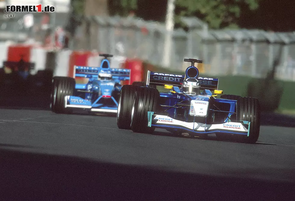 Foto zur News: Kimi Räikkönen (2001), sechster Platz: Als einige um ihre Sicherheit fürchten, weil der neue Sauber-Pilot im Alter von nur 21 Jahren eine Superlizenz erhalten hat, lässt der Schweiger aus Finnland Taten sprechen. In Melbourne bügelt er in dem 24. Autorennen seiner Karriere die halbe Weltelite des Motorsports.