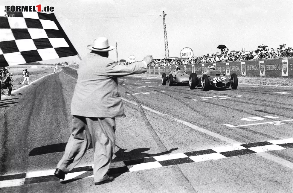 Giancarlo Baghetti (1961), Sieg: Sein Auftritt in Reims ist nicht das erste Formel-1-Rennen des Italieners, aber das erste im Rahmen der WM. In einem privaten Ferrari mit zehn PS weniger verglichen mit drei Werksautos profitiert er von deren Ausfällen - und rettet sich mit 0,1 Sekunden Vorsprung ins Ziel. Er sieht das Podium nie wieder. Foto zur News: Giancarlo Baghetti (1961), Sieg: Sein Auftritt in Reims ist nicht das erste Formel-1-Rennen des Italieners, aber das erste im Rahmen der WM. In einem privaten Ferrari mit zehn PS weniger verglichen mit drei Werksautos profitiert er von deren Ausfällen - und rettet sich mit 0,1 Sekunden Vorsprung ins Ziel. Er sieht das Podium nie wieder.