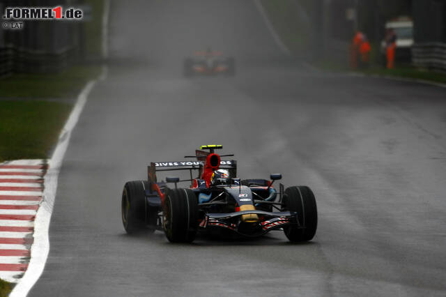 Foto zur News: #8: Sebastian Vettel. Mit dem "Wunder von Monza" feiert er gleich seinen ersten Grand-Prix-Sieg im Regen, und zwar im unterlegenen Toro Rosso. Es folgen weitere Regen-Sternstunden, etwa sein erster Red-Bull-Sieg in Schanghai 2009. Demgegenüber stehen Blackouts wie in Fuji 2008 gegen Mark Webber oder in Montreal 2011 gegen Jenson Button.
