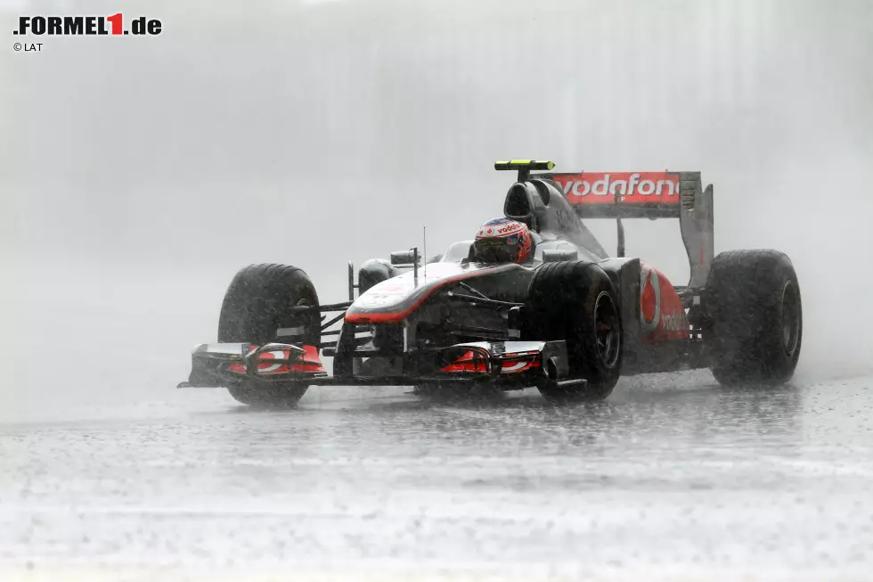 Foto zur News: #9: Jenson Button. Vielleicht nicht der begnadetste Regenfahrer, wenn es um den schieren Speed geht. Aber der &quot;Reifenflüsterer&quot; versteht es meistens perfekt, a) die richtigen Entscheidungen zu treffen und diese dann b) auch perfekt umzusetzen. Legendär etwa seine Aufholjagd in Montreal 2011.