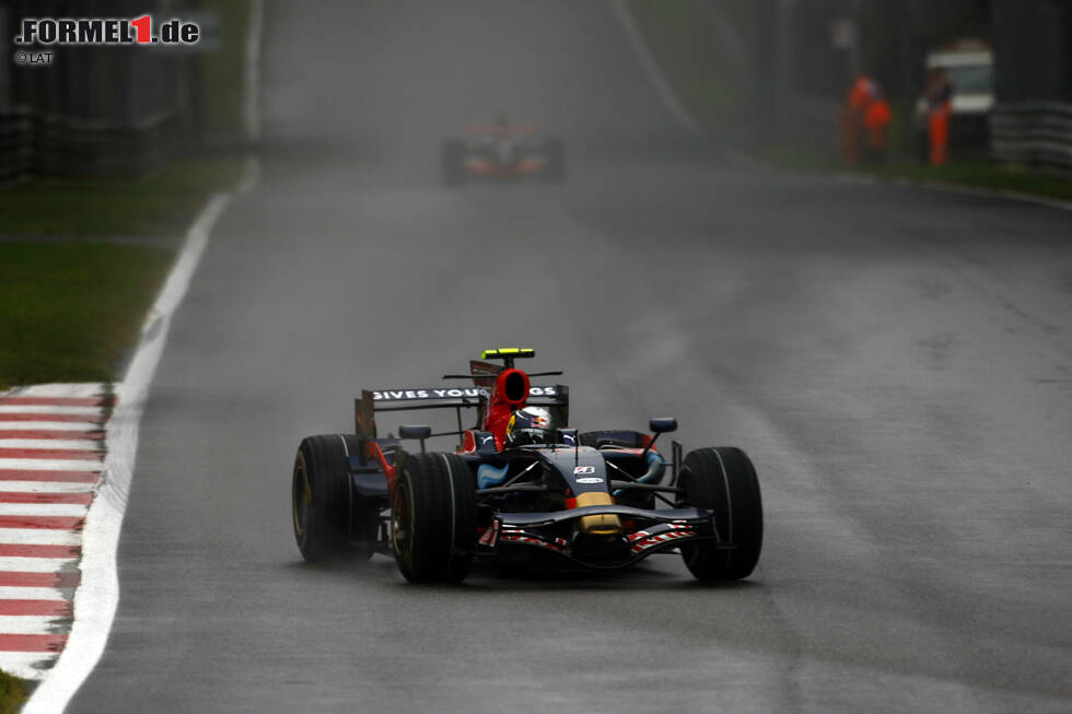 Foto zur News: #8: Sebastian Vettel. Mit dem &quot;Wunder von Monza&quot; feiert er gleich seinen ersten Grand-Prix-Sieg im Regen, und zwar im unterlegenen Toro Rosso. Es folgen weitere Regen-Sternstunden, etwa sein erster Red-Bull-Sieg in Schanghai 2009. Demgegenüber stehen Blackouts wie in Fuji 2008 gegen Mark Webber oder in Montreal 2011 gegen Jenson Button.