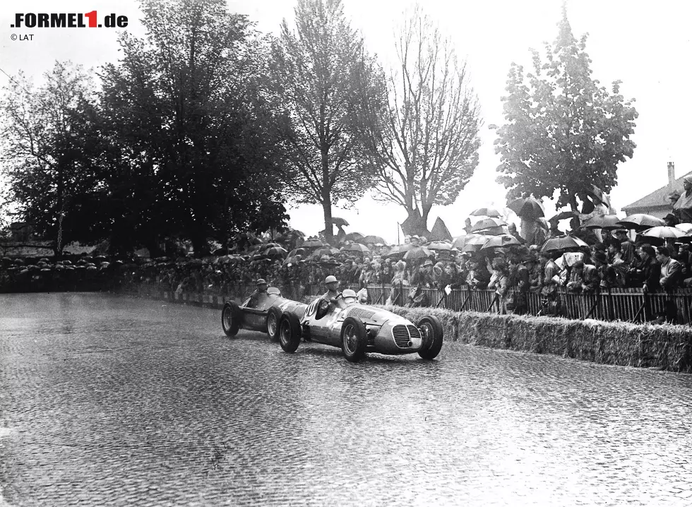 Foto zur News: #7: Juan Manuel Fangio. Der 1995 verstorbene Argentinier ist keiner, der im Regen das Hirn ausschaltet und deswegen gewinnt. Fünfmal triumphiert er auf nasser Fahrbahn. Unter anderem in Bremgarten 1951. Auf dem Foto setzt er gerade zum Überholmanöver gegen Louis Chiron an.