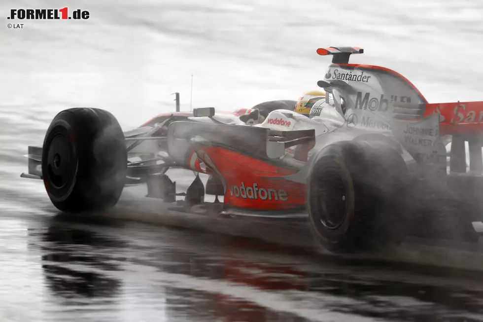 #4: Lewis Hamilton. Zum ersten Mal in Erscheinung tritt seine außergewöhnliche Gabe auf nasser Fahrbahn beim Heimsieg in Silverstone 2008. Dort hängt er seine Verfolger um mehr als eine Minute ab. Für das "Podium" reicht es dennoch nicht ganz - weil in seinen McLaren-Jahren Teamkollege Jenson Button manchmal smarter ist. Foto zur News: #4: Lewis Hamilton. Zum ersten Mal in Erscheinung tritt seine außergewöhnliche Gabe auf nasser Fahrbahn beim Heimsieg in Silverstone 2008. Dort hängt er seine Verfolger um mehr als eine Minute ab. Für das "Podium" reicht es dennoch nicht ganz - weil in seinen McLaren-Jahren Teamkollege Jenson Button manchmal smarter ist.