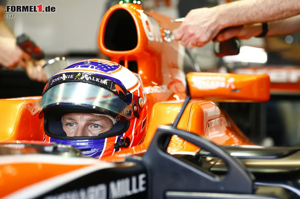 ... völlig überraschend am Funk bei Button, um ihm alles Gute zu wünschen. "Und pass auf mein Auto auf." Der Konter des Briten: "Ich werde auf deinen Sitz pinkeln." Alonso bettelt: "Nein, bitte nicht!" Schlagfertig ist dieses Jahr nicht nur Button, sondern ... Foto zur News: ... völlig überraschend am Funk bei Button, um ihm alles Gute zu wünschen. "Und pass auf mein Auto auf." Der Konter des Briten: "Ich werde auf deinen Sitz pinkeln." Alonso bettelt: "Nein, bitte nicht!" Schlagfertig ist dieses Jahr nicht nur Button, sondern ...