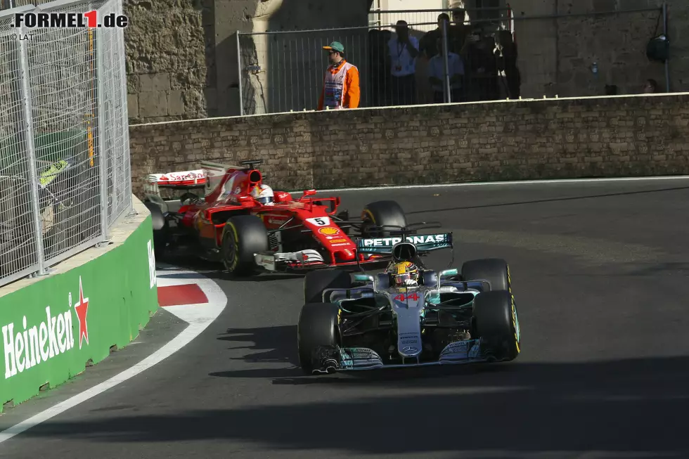 Starten wir mit dem Aufreger in die besten Funksprüche des Jahres: Als Sebastian Vettel nach dem absichtlichen Rammstoss gegen Lewis Hamilton vom Renningenieur über die Zehn-Sekunden-Strafe wegen eines "gefährlichen Manövers" informiert wird, zeigt er sich plötzlich ahnungslos: "Wann habe ich ein gefährliches Manöver gemacht?" Stille ... Foto zur News: Starten wir mit dem Aufreger in die besten Funksprüche des Jahres: Als Sebastian Vettel nach dem absichtlichen Rammstoss gegen Lewis Hamilton vom Renningenieur über die Zehn-Sekunden-Strafe wegen eines "gefährlichen Manövers" informiert wird, zeigt er sich plötzlich ahnungslos: "Wann habe ich ein gefährliches Manöver gemacht?" Stille ...