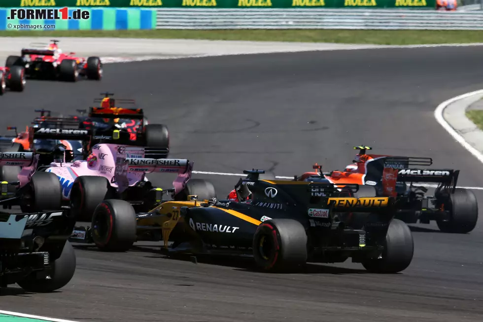 Foto zur News: ... mitunter auch am Haas-Boxenfunk zu: Als Nico Hülkenberg beim Start in Ungarn Romain Grosjean von der Piste schiebt, funkt Verfolger Magnussen: &quot;Wenn es erlaubt ist, so zu fahren wie Hülkenberg, dann wird es ein dreckiges Rennen.&quot; Durchaus prophetisch, wie sich später herausstellt, als der Däne Hülkenberg abdrängt. Im Gegensatz zu ...