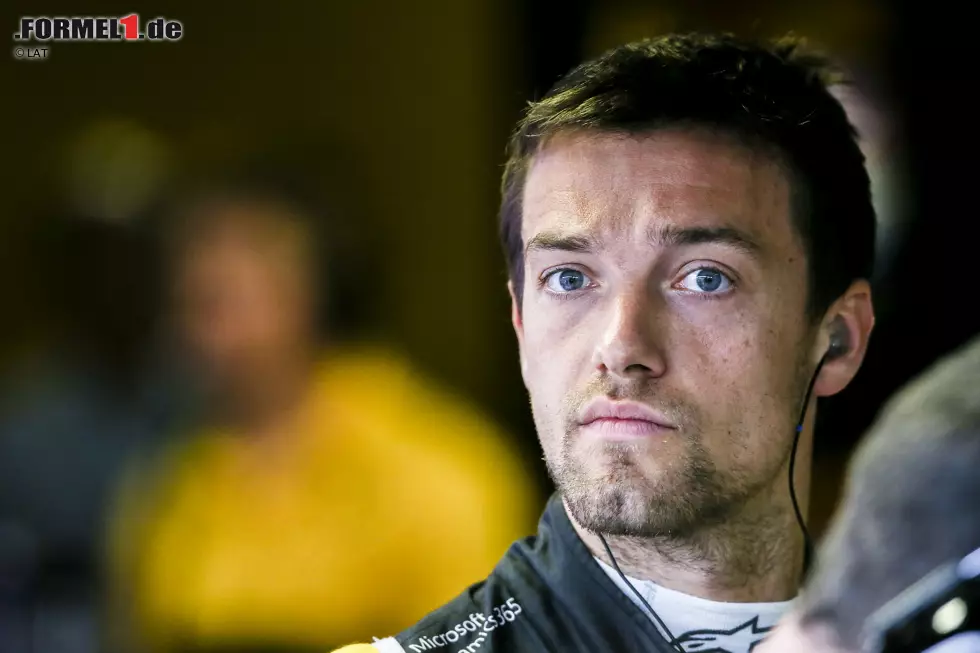 ... kurz vor Rennende nachfragt, wo Palmer liegt, und über den Ausfall des Renault-Piloten informiert wird, findet Alonso doch noch seinen Seelenfrieden: "Karma!", seufzt er erleichtert. Die gute Stimmung kann ihm ausnahmsweise nicht einmal der bittere 17. Platz vermiesen. Auch in Sepang teilt Funk-Entertainer Alonso ordentlich ... Foto zur News: ... kurz vor Rennende nachfragt, wo Palmer liegt, und über den Ausfall des Renault-Piloten informiert wird, findet Alonso doch noch seinen Seelenfrieden: "Karma!", seufzt er erleichtert. Die gute Stimmung kann ihm ausnahmsweise nicht einmal der bittere 17. Platz vermiesen. Auch in Sepang teilt Funk-Entertainer Alonso ordentlich ...