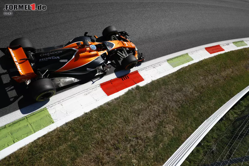 ... auch der McLaren-Stammpilot aus Asturien: Als Jolyon Palmer trotz Abkürzens der Schikane beim Überholmanöver gegen Alonso nur eine Fünf-Sekunden-Strafe kassiert und so trotzdem vorne bleibt, ist der McLaren-Superstar fuchsteufelswild: "Das ist ein Witz. Ein Witz!" Erst, als er ... Foto zur News: ... auch der McLaren-Stammpilot aus Asturien: Als Jolyon Palmer trotz Abkürzens der Schikane beim Überholmanöver gegen Alonso nur eine Fünf-Sekunden-Strafe kassiert und so trotzdem vorne bleibt, ist der McLaren-Superstar fuchsteufelswild: "Das ist ein Witz. Ein Witz!" Erst, als er ...