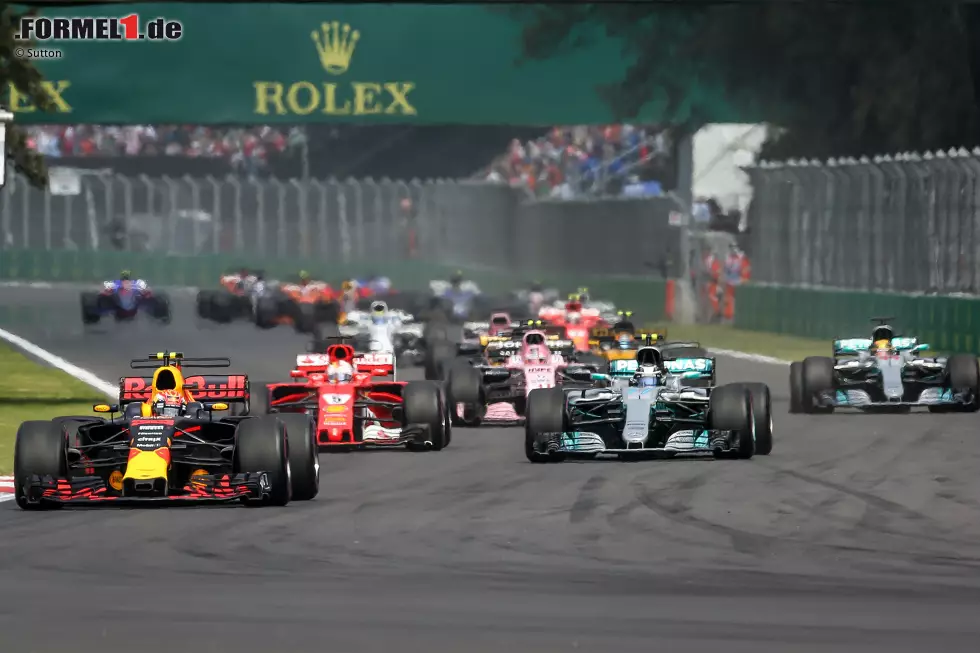 Foto zur News: ... im Griff hat in Mexiko Sieger Max Verstappen: Während beim Start Sebastian Vettel und Lewis Hamilton kollidieren, ist das Glück ausnahmsweise auf seiner Seite. &quot;Wirklich, wirklich entzückend&quot;, kommentiert der 20-Jährige die Auflösungserscheinungen rund um ihn. Ein Spruch, der inzwischen Kult ist. Ebenfalls auf einer Mission ist ...
