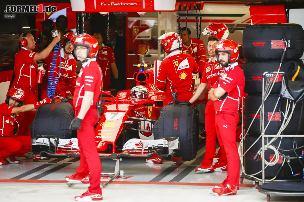 ... hat diese Saison auch Ferrari-Pilot Kimi Räikkönen, allerdings mit dem Lenkrad: Als sein Bolide nach einer Reparatur im letzten Moment zum Restart aus der Box geschoben wird, fehlen ein paar wichtige Utensilien. Was den Finnen merkbar beruhigt. "Lenkrad!", schreit er in den Funk. "Handschuhe und Lenkrad! Gebt mir ... Foto zur News: ... hat diese Saison auch Ferrari-Pilot Kimi Räikkönen, allerdings mit dem Lenkrad: Als sein Bolide nach einer Reparatur im letzten Moment zum Restart aus der Box geschoben wird, fehlen ein paar wichtige Utensilien. Was den Finnen merkbar beruhigt. "Lenkrad!", schreit er in den Funk. "Handschuhe und Lenkrad! Gebt mir ...