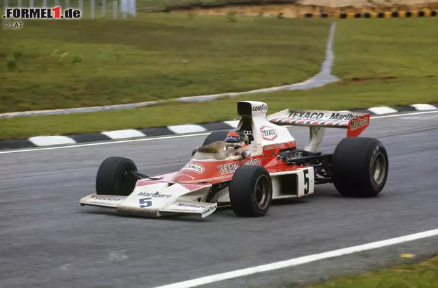 Foto zur News: 1974 wiederholt Fittipaldi seinen Triumph als McLaren-Pilot - mit Verspätung, weil das tosende Publikum auf den Tribünen die Strecke mit Glasscherben übersät hat. Peterson, der erneut mit einem Plattfuß zurückfällt, werden unbeseitigte Überreste im Duell mit dem Ex-Teamkollegen zum Verhängnis. Wegen Regens wird frühzeitig abgebrochen.