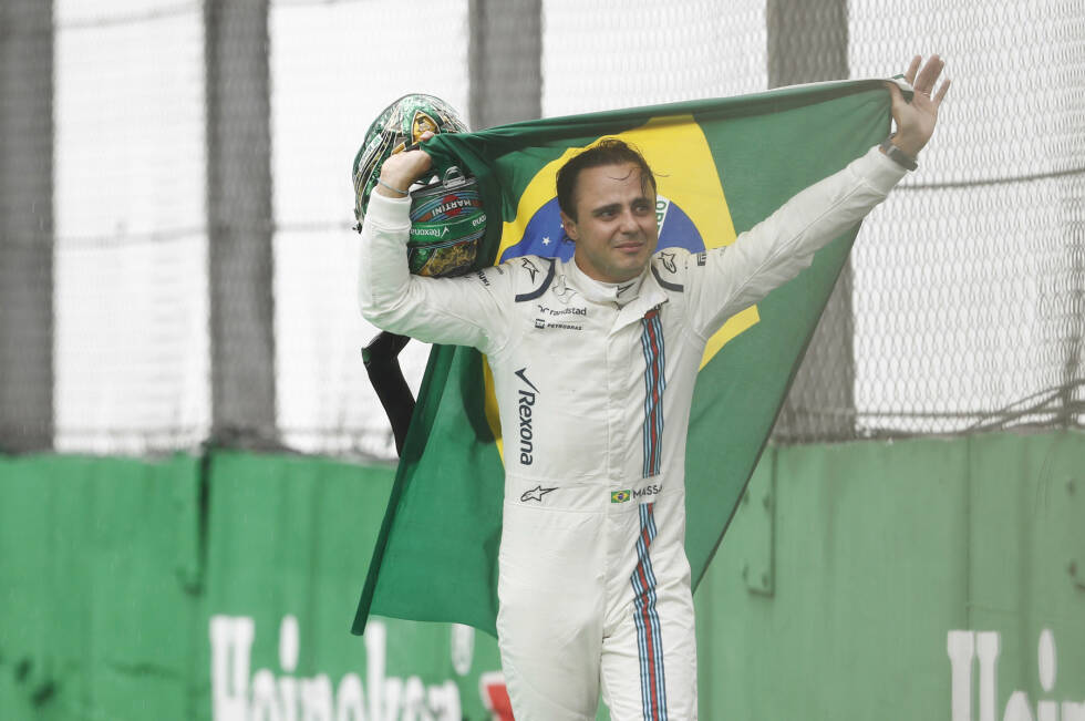 Foto zur News: 2016 weint Massa wieder, weil er glaubt, seine Formel-1-Karriere zwei Wochen später zu beenden - nicht ahnend, dass ihm der Rücktritt Nico Rosbergs eine weitere Saison bei Williams in der Königsklasse bescheren wird. Der Paulista zieht mit Frau und Kind unter frenetischem Jubel der Fans durch die Boxengasse.