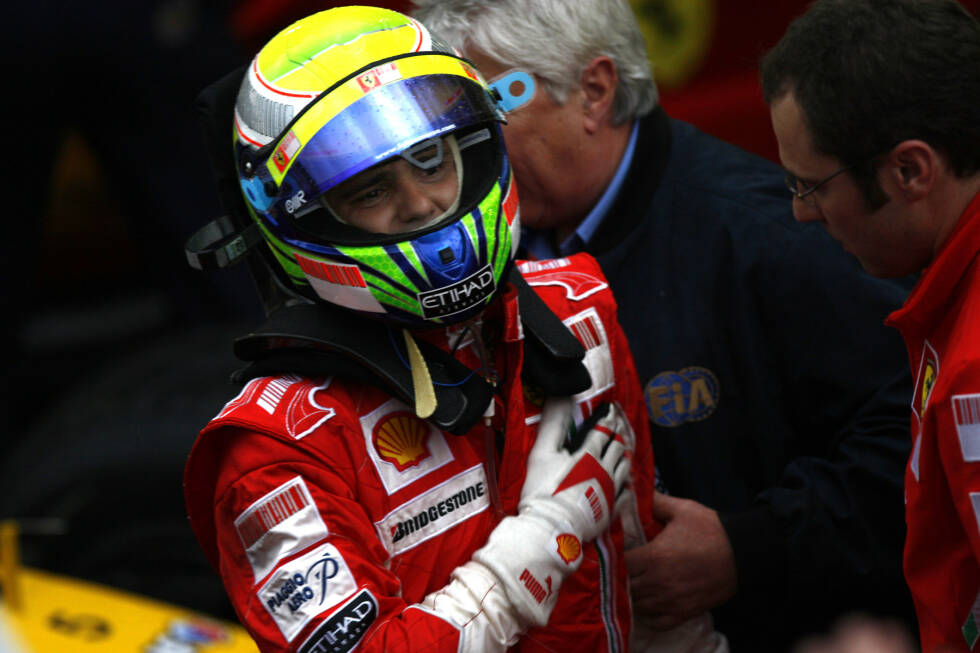 Foto zur News: Ein Triumph unter Tränen ist sein Interlagos-Sieg zwei Jahre später. Massa gewinnt das Rennen, verliert aber den WM-Titel an Lewis Hamilton (McLaren), nachdem er in dem Glauben, der neue Champion zu sein, über die Ziellinie gefahren ist und seine Familie in der Box schon gejubelt hat.