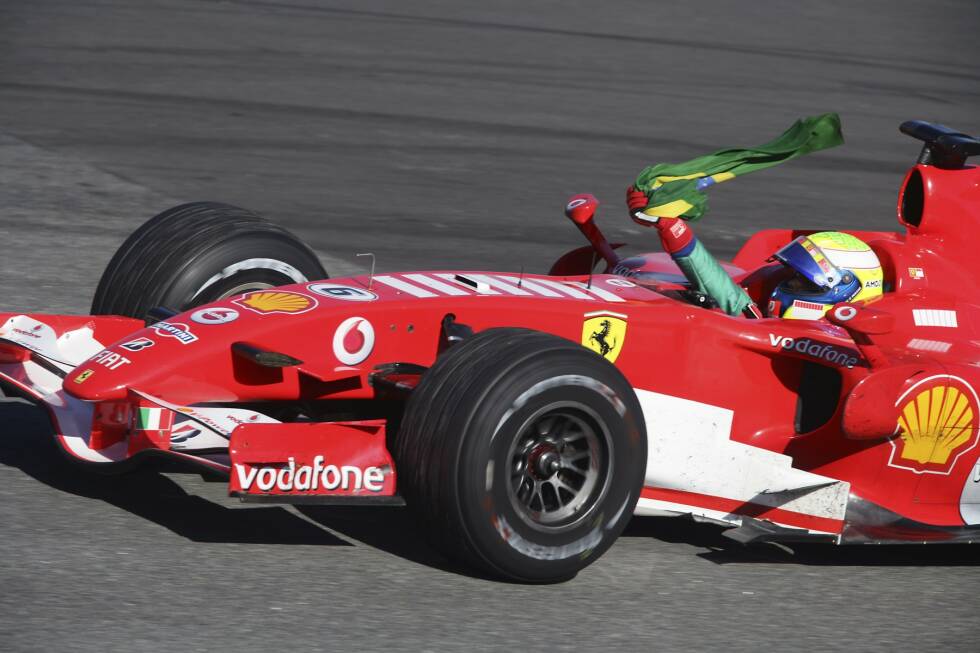 Foto zur News: Besser läuft es für Felipe Massa, auch wenn ihm seine Emotionen beinahe teuer zu stehen kommen: Nach seinem ersten Erfolg 2006 hält er im Ferrari im Senna-S an und lässt sich von einem Fan eine Flagge für die Ehrenrunde geben. Ein Verstoß gegen das Sportliche Reglement, über den die FIA aber hinwegsieht.