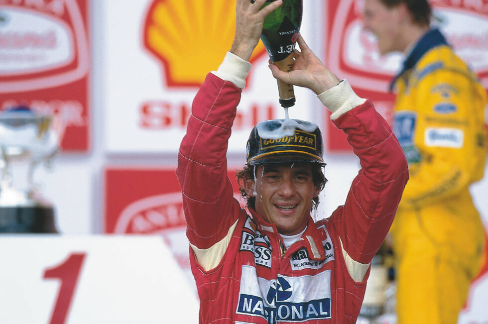 Foto zur News: Während Alain Prost (Williams) eine deutliche Führung riskiert und auf Slickreifen crasht, macht Senna alles richtig und krönt seine Leistung mit einem siegbringenden Überholmanöver gegen Damon Hill (Williams).