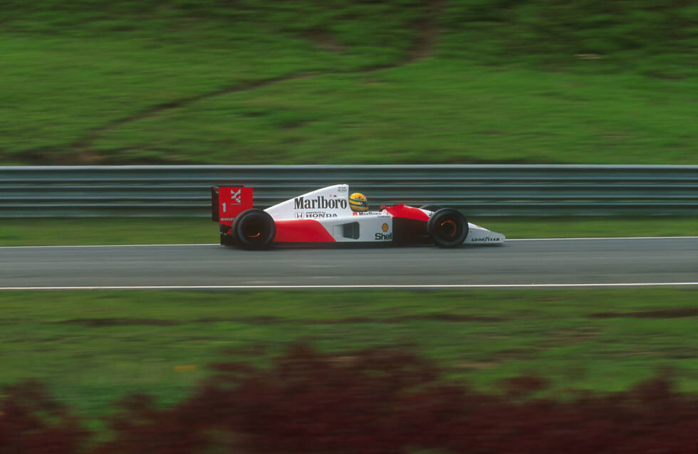 Foto zur News: Der 24. März 1991 wird dann der Tag des Helden: Senna schleppt seinen McLaren in Interlagos ins Ziel, als er zunächst ohne vierten, später auch ohne dritten und fünften Gang fahren muss. In einigen Kurven hält er den Honda-Motor mit Mühe am Leben. Dass auch seine Williams-Rivalen Getriebeprobleme und Reifenschäden haben, ist Glück.