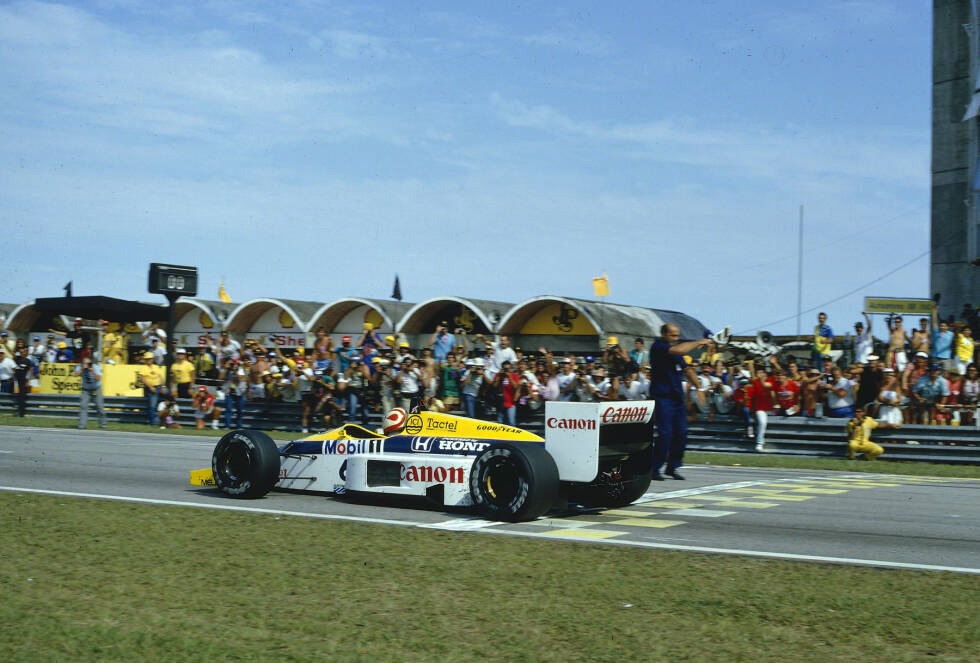 Foto zur News: Piquets zweiter Erfolg in Jacarepagua 1986 bietet mehr Dramatik: Mittlerweile bei Williams profitiert er von einer Kollision zwischen Pole-Mann Ayrton Senna (McLaren) und Teamkollege Nigel Mansell sowie von einem Motorschaden Alain Prosts (McLaren). Als einziger brasilianischer Sieger auf der Strecke trägt sie heute seinen Namen.