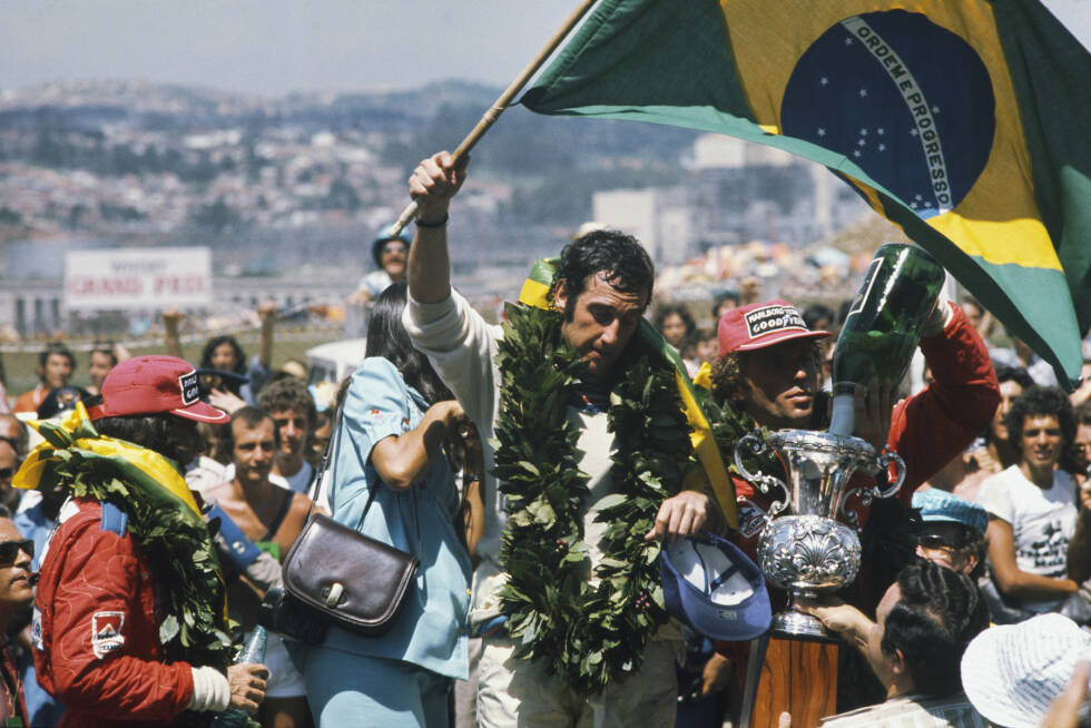 Foto zur News: Den brasilianischen Hattrick komplett macht ein Jahr später Carlos Pace (Brabham), nach dem die Strecke in Sao Paulo heute benannt ist. Erneut geht es später los als geplant - diesmal, weil Wrackteile auf der Bahn liegen. Es ist Paces erster und einziger Formel-1-Sieg. Er kommt zwei Jahre bei einem Flugzeugabsturz ums Leben.