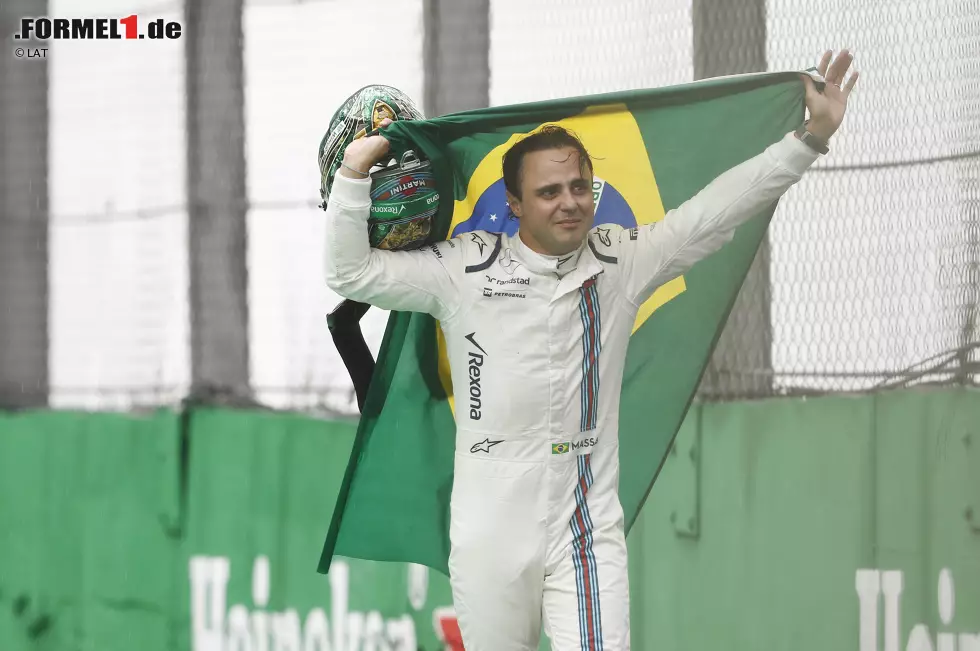 2016 weint Massa wieder, weil er glaubt, seine Formel-1-Karriere zwei Wochen später zu beenden - nicht ahnend, dass ihm der Rücktritt Nico Rosbergs eine weitere Saison bei Williams in der Königsklasse bescheren wird. Der Paulista zieht mit Frau und Kind unter frenetischem Jubel der Fans durch die Boxengasse. Foto zur News: 2016 weint Massa wieder, weil er glaubt, seine Formel-1-Karriere zwei Wochen später zu beenden - nicht ahnend, dass ihm der Rücktritt Nico Rosbergs eine weitere Saison bei Williams in der Königsklasse bescheren wird. Der Paulista zieht mit Frau und Kind unter frenetischem Jubel der Fans durch die Boxengasse.