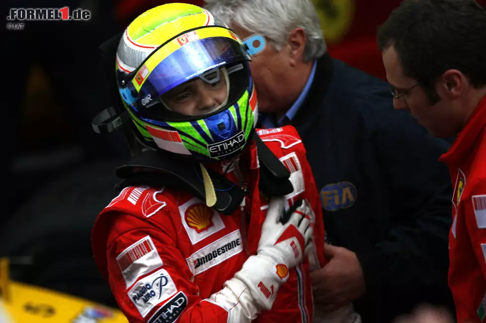 Ein Triumph unter Tränen ist sein Interlagos-Sieg zwei Jahre später. Massa gewinnt das Rennen, verliert aber den WM-Titel an Lewis Hamilton (McLaren), nachdem er in dem Glauben, der neue Champion zu sein, über die Ziellinie gefahren ist und seine Familie in der Box schon gejubelt hat. Foto zur News: Ein Triumph unter Tränen ist sein Interlagos-Sieg zwei Jahre später. Massa gewinnt das Rennen, verliert aber den WM-Titel an Lewis Hamilton (McLaren), nachdem er in dem Glauben, der neue Champion zu sein, über die Ziellinie gefahren ist und seine Familie in der Box schon gejubelt hat.