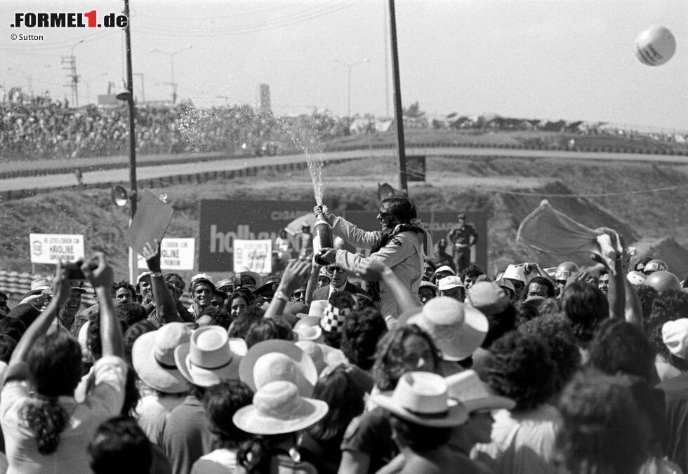 Foto zur News: Gleich bei der Premiere des Großen Preises von Brasilien (nach einer Austragung ohne WM-Status im Vorjahr) steht Emerson Fittipaldi ganz oben. Der Paulista gewinnt das zweite Saisonrennen 1973 für Lotus in Interlagos, auch weil sein Teamkollege Ronnie Peterson wegen eines Reifenschadens aufgeben muss.