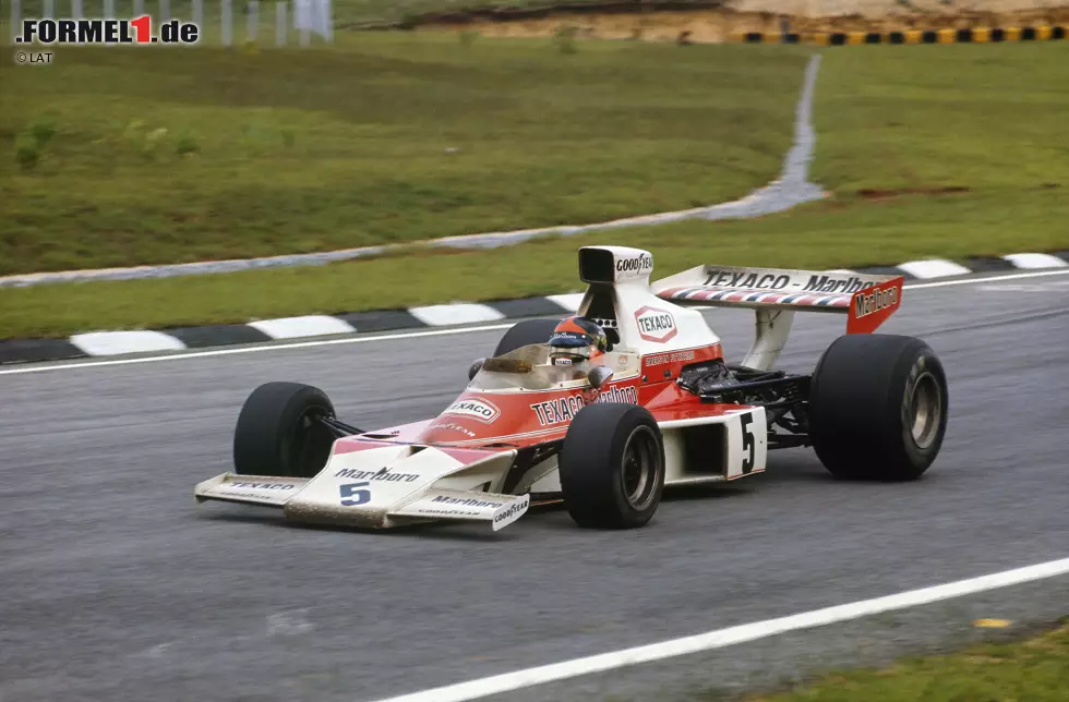 Foto zur News: 1974 wiederholt Fittipaldi seinen Triumph als McLaren-Pilot - mit Verspätung, weil das tosende Publikum auf den Tribünen die Strecke mit Glasscherben übersät hat. Peterson, der erneut mit einem Plattfuß zurückfällt, werden unbeseitigte Überreste im Duell mit dem Ex-Teamkollegen zum Verhängnis. Wegen Regens wird frühzeitig abgebrochen.