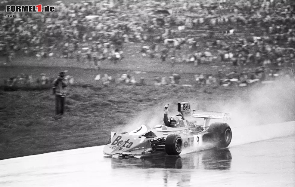 Foto zur News: Vittorio Brambilla: bekannt als &quot;Vittorio der Schreckliche&quot;, verteufelt schnell, produzierte aber viel Schrott. Sogar, als er auf dem Österreichring 1975 seine Formel-1-Sternstunde erlebte. Der Italiener siegte im Regenchaos und jubelte beim Überfahren der Ziellinie so euphorisch mit beiden Händen, dass er in die Leitplanke rauschte.