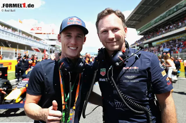 Foto zur News: Red Bull bringt wie so oft die Promis nach Barcelona. Zum Beispiel den in Spanien überaus populären MotoGP-Star Pol Espargaro, der momentan für das neue KTM-Team fährt. KTM und Red Bull arbeiten seit Jahren eng zusammen.