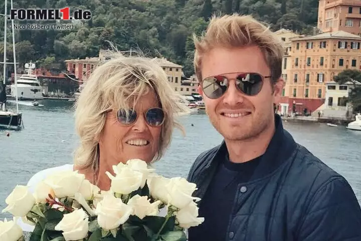 Foto zur News: Muttertag in der Formel 1! Und endlich hat &quot;Frührentner&quot; Nico Rosberg einmal Zeit, seiner Mama Sina persönlich Blumen zu schenken. Übrigens soll Nico selbst zum zweiten Mal Papa werden, berichtet die &#039;Bild&#039;-Zeitung. Er und Vivian wurden kürzlich vor dem Princess-Grace-Hospital in Monaco gesichtet.