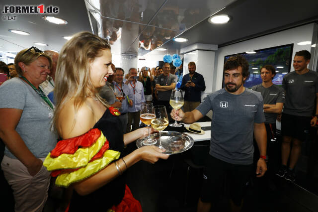Foto zur News: Am Samstag wird Alonso 36 Jahre alt, und McLaren schmeißt für ihn im Brand-Center an der Strecke eine farbenfrohe Überraschungsparty. Was mit 36 anders ist als vor zehn Jahren? Es zwickt hie und da ein bisschen mehr, und du musst härter trainieren als früher, lächelt der Spanier - und genehmigt sich ein Glas Weißwein.