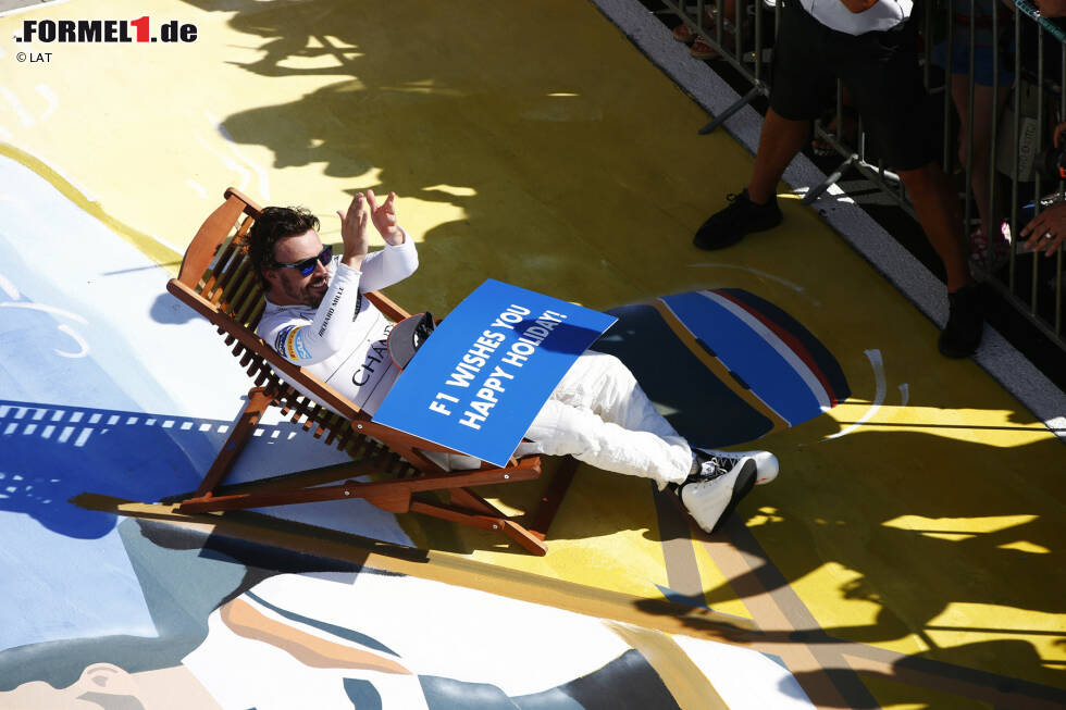 #PlacesAlonsoWouldRatherBe macht weiter die Runde. Diesmal im Zuge einer PR-Aktion des Hungarorings, mit dem die Formel 1 in die Sommerpause verabschiedet wird. Für Martin Brundle eine "Verschwendung von Talent", dass Alonso nicht auf, sondern unter dem Podium ist. Jenson Button kontert: Ein bisschen Spaß muss sein! #PlacesAlonsoWouldRatherBe macht weiter die Runde. Diesmal im Zuge einer PR-Aktion des Hungarorings, mit dem die Formel 1 in die Sommerpause verabschiedet wird. Für Martin Brundle eine "Verschwendung von Talent", dass Alonso nicht auf, sondern unter dem Podium ist. Jenson Button kontert: Ein bisschen Spaß muss sein!