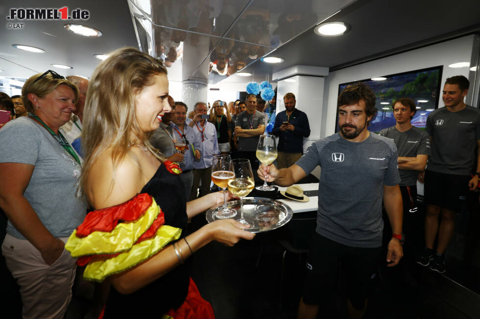 Foto zur News: Am Samstag wird Alonso 36 Jahre alt, und McLaren schmeißt für ihn im Brand-Center an der Strecke eine farbenfrohe Überraschungsparty. Was mit 36 anders ist als vor zehn Jahren? Es zwickt hie und da ein bisschen mehr, und du musst härter trainieren als früher, lächelt der Spanier - und genehmigt sich ein Glas Weißwein.