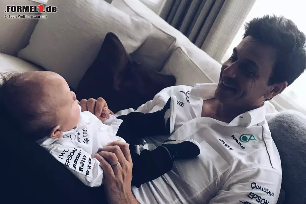 Foto zur News: &quot;Race Debrief&quot;, postet Susie Wolff auf Instagram und merkt an: &quot;Eine eher einseitige Konversation.&quot; Dass Jack Wolff eines Tages wie Papa Toto Formel-1-Teamchef wird, scheint in die Wiege gelegt. Das richtige Outfit für den Job hat er ja schon.