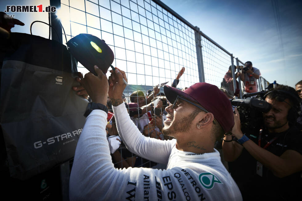 Foto zur News: ... wo Hamilton mit seinem sechsten Sieg in zehn Jahren einsame Spitze bleibt. Die Kanadier lieben ihn, und er liebt die Kanadier. Noch Stunden nach dem Rennen kritzelt der Mercedes-Star geduldig Autogramme.