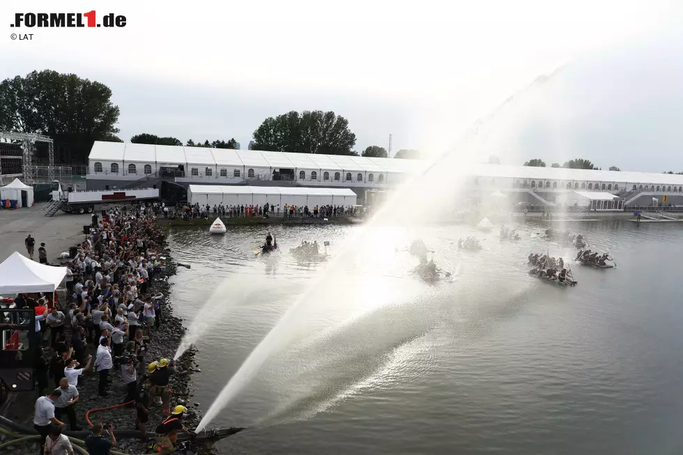 Liberty Media lässt eine alte Tradition in Montreal neu aufleben: Am Samstagabend findet im Sankt-Lorenz-Strom unmittelbar neben der Strecke eine Bootsregatta statt. Das Rennen wird über Facebook live übertragen. Ohne Mercedes, Ferrari und Force India. Foto zur News: Liberty Media lässt eine alte Tradition in Montreal neu aufleben: Am Samstagabend findet im Sankt-Lorenz-Strom unmittelbar neben der Strecke eine Bootsregatta statt. Das Rennen wird über Facebook live übertragen. Ohne Mercedes, Ferrari und Force India.
