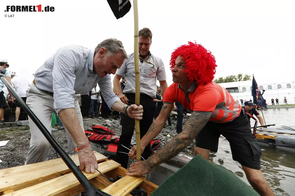 Foto zur News: Die Stimmung ist gut - auch, weil die großen Chefs selbst mit anpacken: Sean Bratches schraubt beim FOM-Boot mit, das unter Kapitän Ross Brawn keinen absoluten Spitzenplatz belegt.