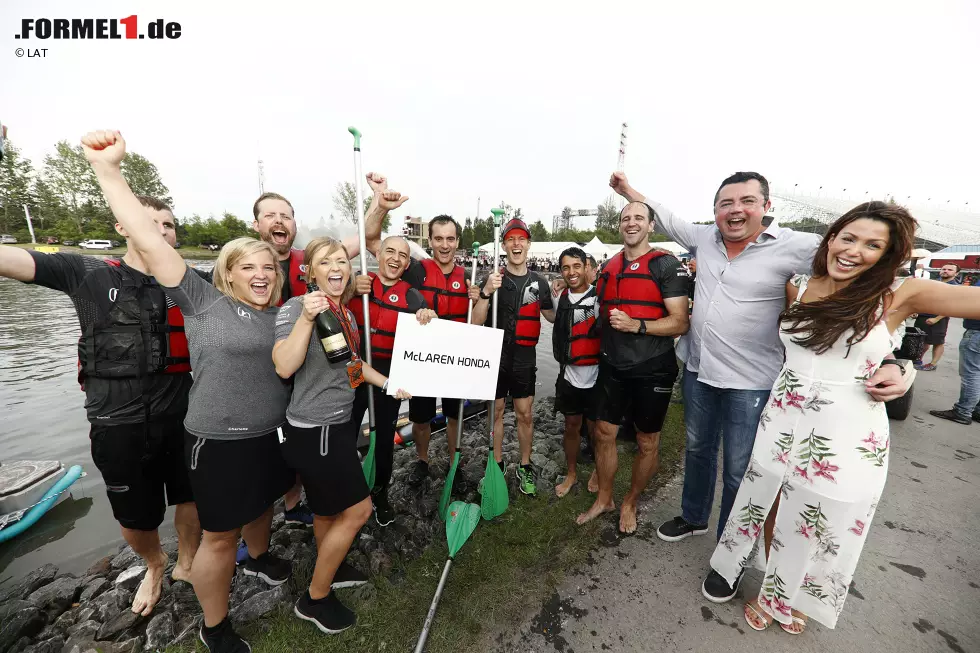 "Dann wird Fernando ja bleiben", sagt Teamchef Eric Boullier selbstironisch. Fernando Alonso hat am Donnerstag angekündigt, McLaren zu verlassen, wenn das Team nicht bis September Rennen gewinnt. Was mit der Regatta ja erledigt wäre! Foto zur News: "Dann wird Fernando ja bleiben", sagt Teamchef Eric Boullier selbstironisch. Fernando Alonso hat am Donnerstag angekündigt, McLaren zu verlassen, wenn das Team nicht bis September Rennen gewinnt. Was mit der Regatta ja erledigt wäre!