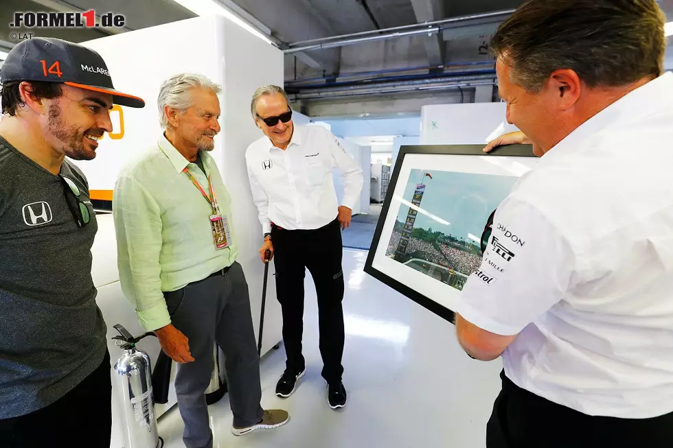 Der Sieg beim Indy 500 noch nicht. Trotzdem wird Alonso für seinen Auftritt am "Brickyard" viel Anerkennung entgegengebracht. Zum Beispiel von seinem Teamchef Zak Brown, der ihm ein Erinnerungsfoto an seine Führungsrunden überreicht. Im Beisein von Hollywood-Legende Michael Douglas und Mansour Ojjeh. Foto zur News: Der Sieg beim Indy 500 noch nicht. Trotzdem wird Alonso für seinen Auftritt am "Brickyard" viel Anerkennung entgegengebracht. Zum Beispiel von seinem Teamchef Zak Brown, der ihm ein Erinnerungsfoto an seine Führungsrunden überreicht. Im Beisein von Hollywood-Legende Michael Douglas und Mansour Ojjeh.