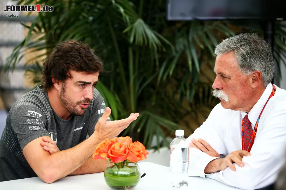 Aber wo soll Alonso 2018 fahren? Bei den drei Topteams scheinen keine Plätze frei zu sein, und auf ein weiteres Jahr McLaren-Honda hat er keine Lust. Auf McLaren-Mercedes oder McLaren-Porsche schon eher? Vielleicht kann ja der neue Formel-1-Boss Chase Carey helfen. Foto zur News: Aber wo soll Alonso 2018 fahren? Bei den drei Topteams scheinen keine Plätze frei zu sein, und auf ein weiteres Jahr McLaren-Honda hat er keine Lust. Auf McLaren-Mercedes oder McLaren-Porsche schon eher? Vielleicht kann ja der neue Formel-1-Boss Chase Carey helfen.