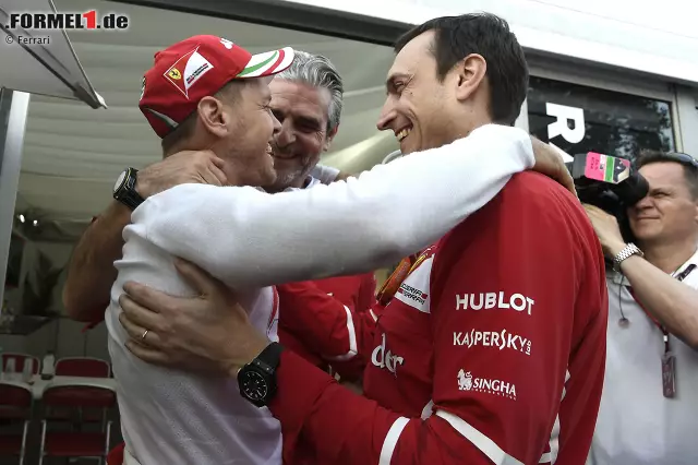 Foto zur News: Aber am Ende gewinnt nicht sein Ex-Team Mercedes, sondern Sebastian Vettel auf Ferrari. Nach dem ersten Sieg seit Singapur 2015 fließen bei einigen Ferraristi Tränen. Und "Super-Seb", der gelöst wirkt wie schon lange nicht, dankt jedem einzelnen Mechaniker mit einer herzlichen Umarmung.