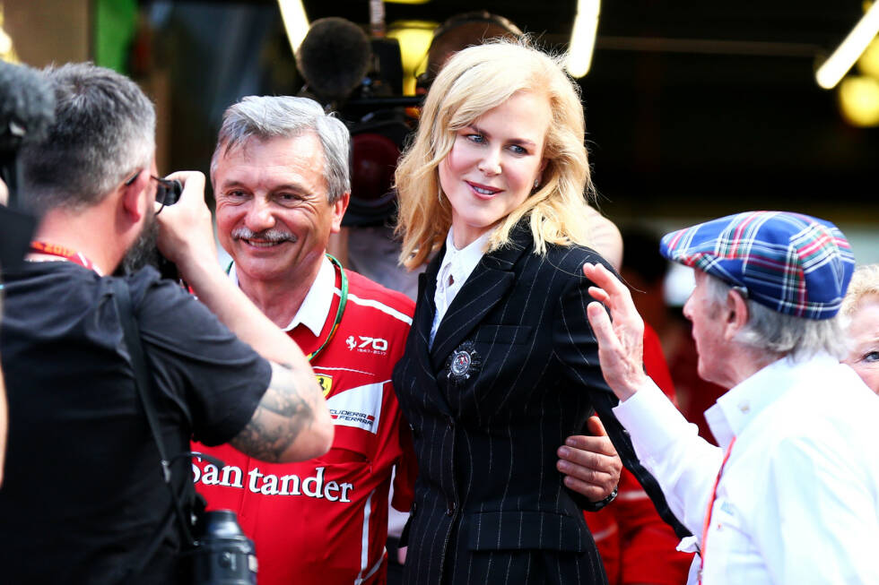 Foto zur News: Der Promi-Auflauf in Melbourne hält sich in Grenzen. Albert-Park-Stammgast Mick Doohan, eine Legende auf zwei Rädern, ist natürlich da. Aber alle Augen zieht Hollywood-Superstar Nicole Kidman auf sich. Die kommt zum Smalltalk mit Vettel und Räikkönen in die Ferrari-Box - und trifft Formel-1-Legende Jackie Stewart.