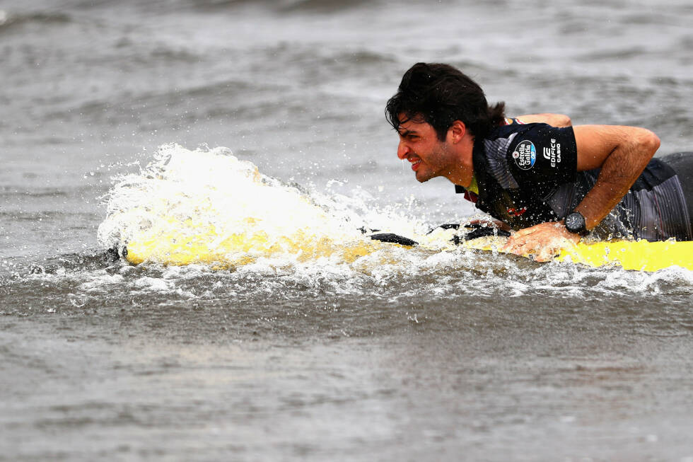 Foto zur News: Die &quot;Jungbullen&quot; von Toro Rosso ziehen da lieber den Saint-Kilda-Beach vor. Während sich Carlos Sainz und Daniil Kwjat auf dem Surfboard duellieren, ...
