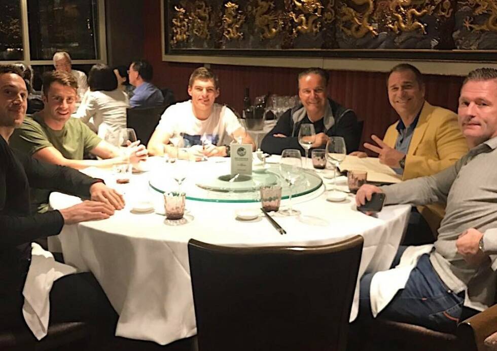 Foto zur News: Aber am Melbourne-Wochenende bleibt auch mal Zeit für ein entspanntes Abendessen mit ein paar Freunden und Bekannten. Mit am Verstappen-Tisch: RTL-Reporter Kai Ebel.