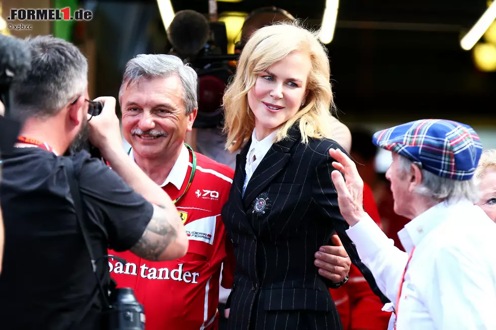 Foto zur News: Der Promi-Auflauf in Melbourne hält sich in Grenzen. Albert-Park-Stammgast Mick Doohan, eine Legende auf zwei Rädern, ist natürlich da. Aber alle Augen zieht Hollywood-Superstar Nicole Kidman auf sich. Die kommt zum Smalltalk mit Vettel und Räikkönen in die Ferrari-Box - und trifft Formel-1-Legende Jackie Stewart.