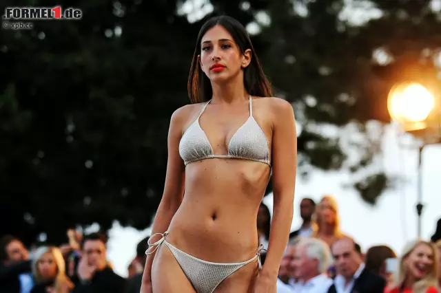 Aktuelle Formel-1-Stars tänzeln dabei über den Laufsteg, als wollten sie "Bernie's Next Topmodel" werden. Aber die Herren Ericsson und Vandoorne machen dabei bei weitem nicht so gute Figur wie die Bikini-Models, denen Eddie Irvine besonders genau bei der Arbeit zuschaut. Foto zur News: Aktuelle Formel-1-Stars tänzeln dabei über den Laufsteg, als wollten sie "Bernie's Next Topmodel" werden. Aber die Herren Ericsson und Vandoorne machen dabei bei weitem nicht so gute Figur wie die Bikini-Models, denen Eddie Irvine besonders genau bei der Arbeit zuschaut.