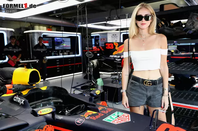 Foto zur News: Das Team, das am engagiertesten VIP-Gäste nach Monaco einlädt, ist Red Bull. Hier die "berühmte" Fashion-Bloggerin Chiara Ferragni. Ihren Blog hat die Redaktion ehrlich gesagt noch nie gelesen. Wir finden es trotzdem angemessen, dieses Foto in die aktuelle Backstage-Ausgabe aufzunehmen.