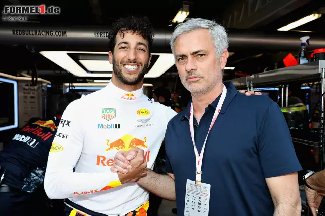 Gegensätzlicher könnten Gesichtsausdrücke wohl kaum sein: Der ewige Sonnyboy Daniel Ricciardo mit Jose Mourinho, dem Griesgram-Coach von Manchester United. Foto zur News: Gegensätzlicher könnten Gesichtsausdrücke wohl kaum sein: Der ewige Sonnyboy Daniel Ricciardo mit Jose Mourinho, dem Griesgram-Coach von Manchester United.